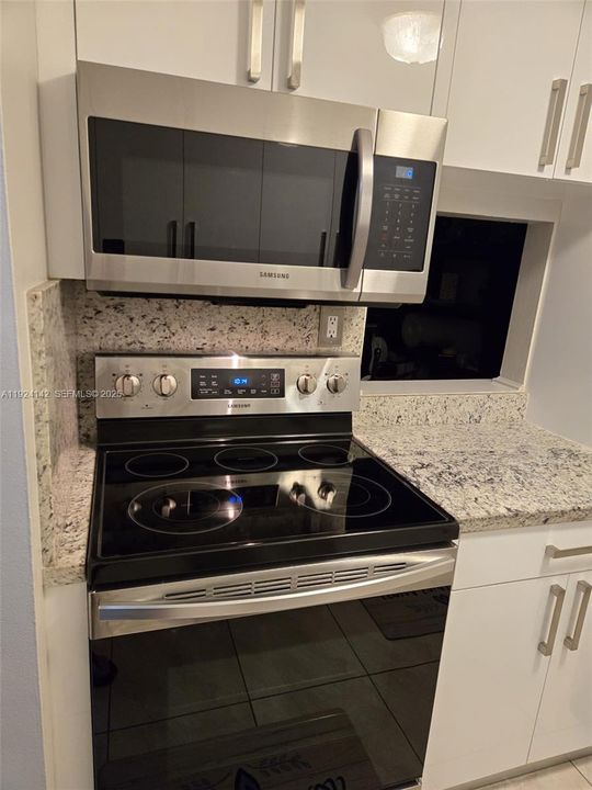 Active With Contract: $2,450 (2 beds, 2 baths, 906 Square Feet)