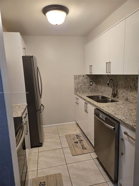 Active With Contract: $2,450 (2 beds, 2 baths, 906 Square Feet)