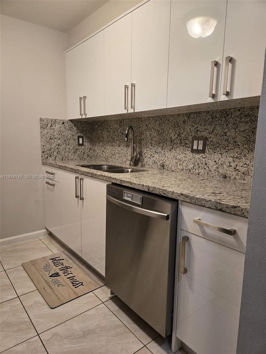 Active With Contract: $2,450 (2 beds, 2 baths, 906 Square Feet)