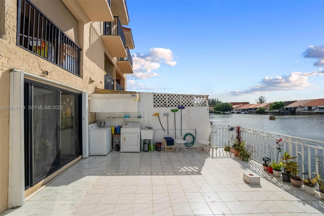 待售: $299,000 (2 贝兹, 2 浴室, 819 平方英尺)