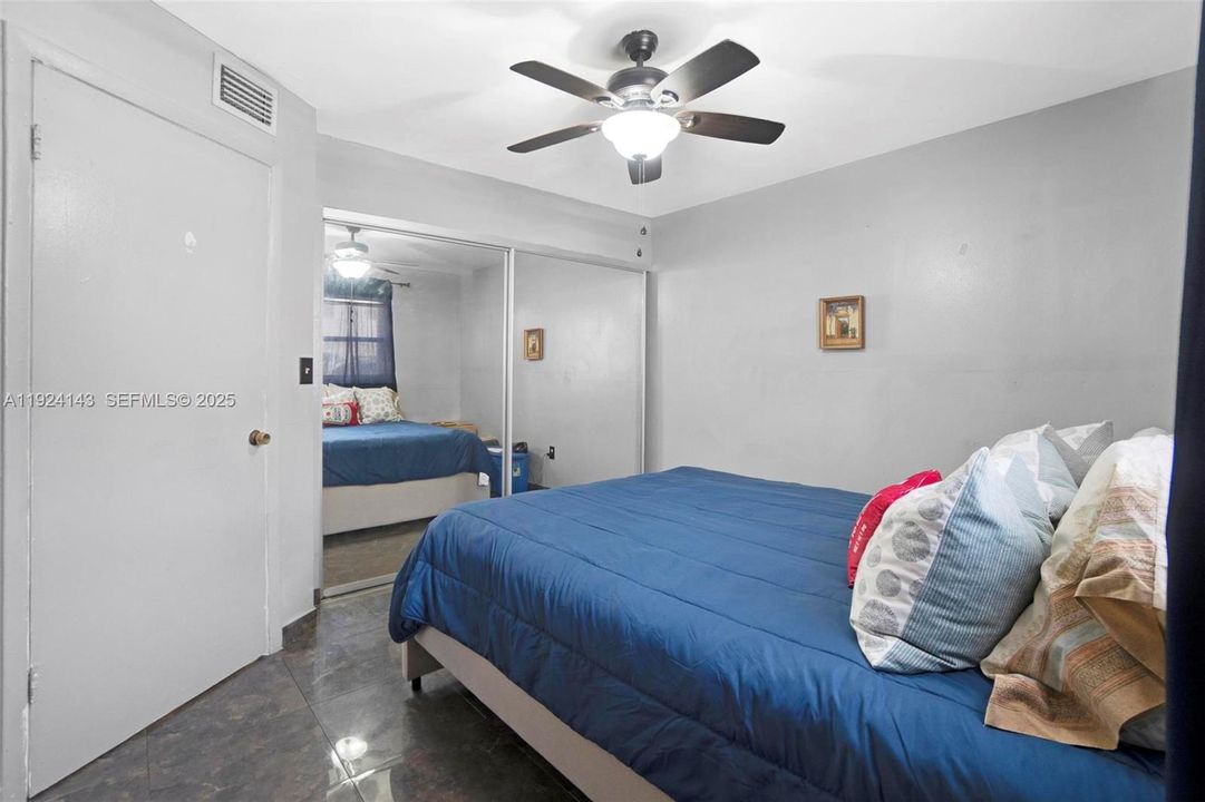 待售: $299,000 (2 贝兹, 2 浴室, 819 平方英尺)