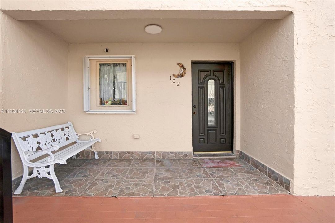 待售: $299,000 (2 贝兹, 2 浴室, 819 平方英尺)