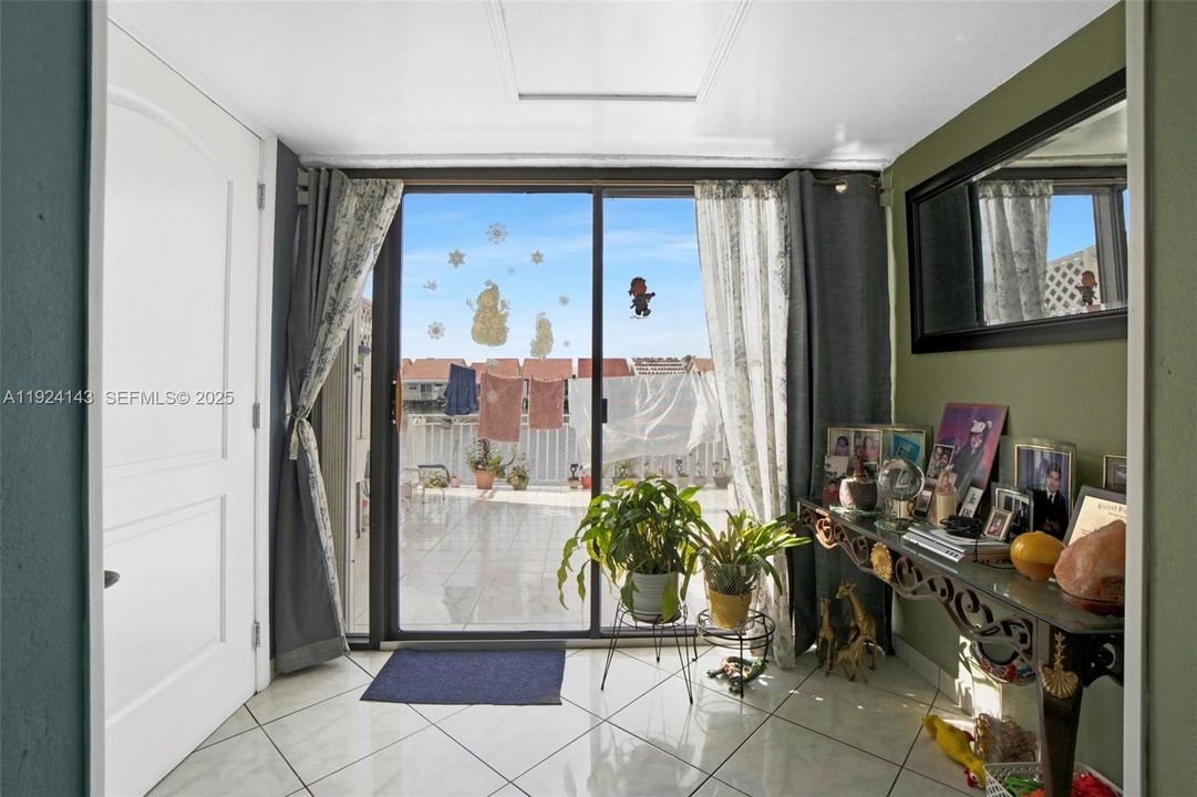 待售: $299,000 (2 贝兹, 2 浴室, 819 平方英尺)