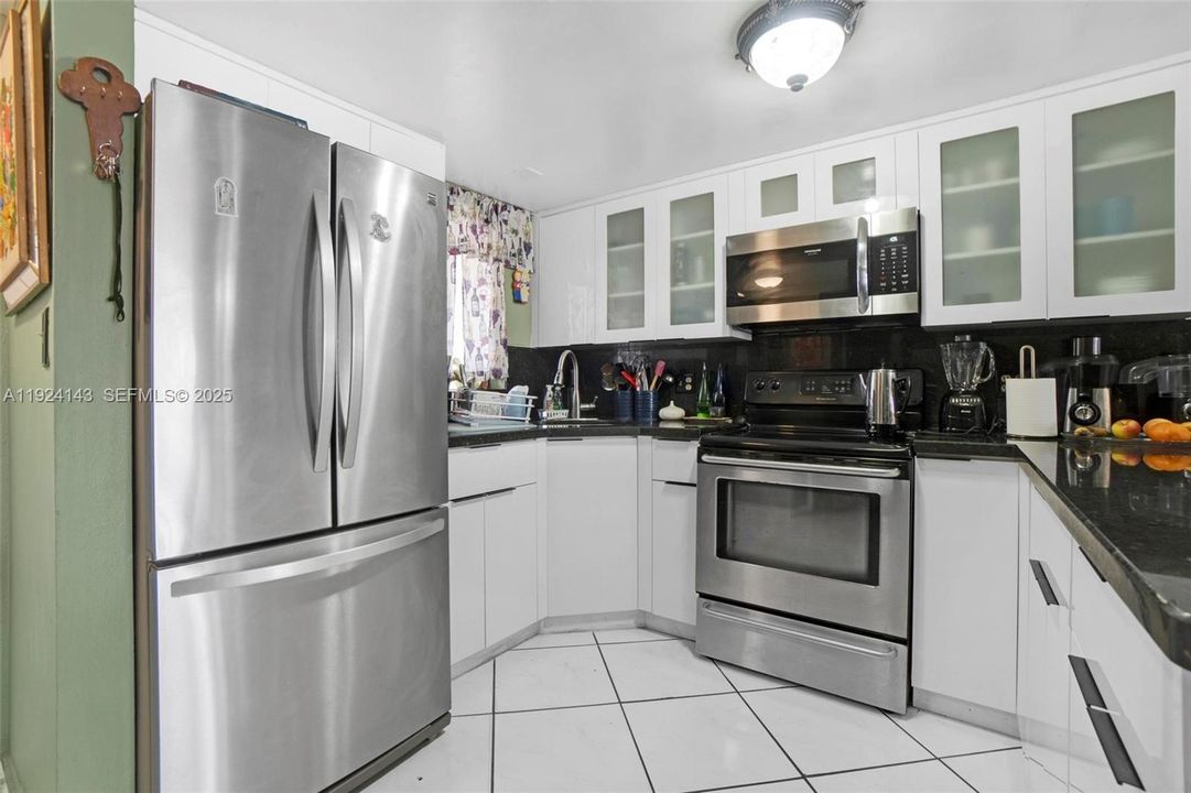 待售: $299,000 (2 贝兹, 2 浴室, 819 平方英尺)