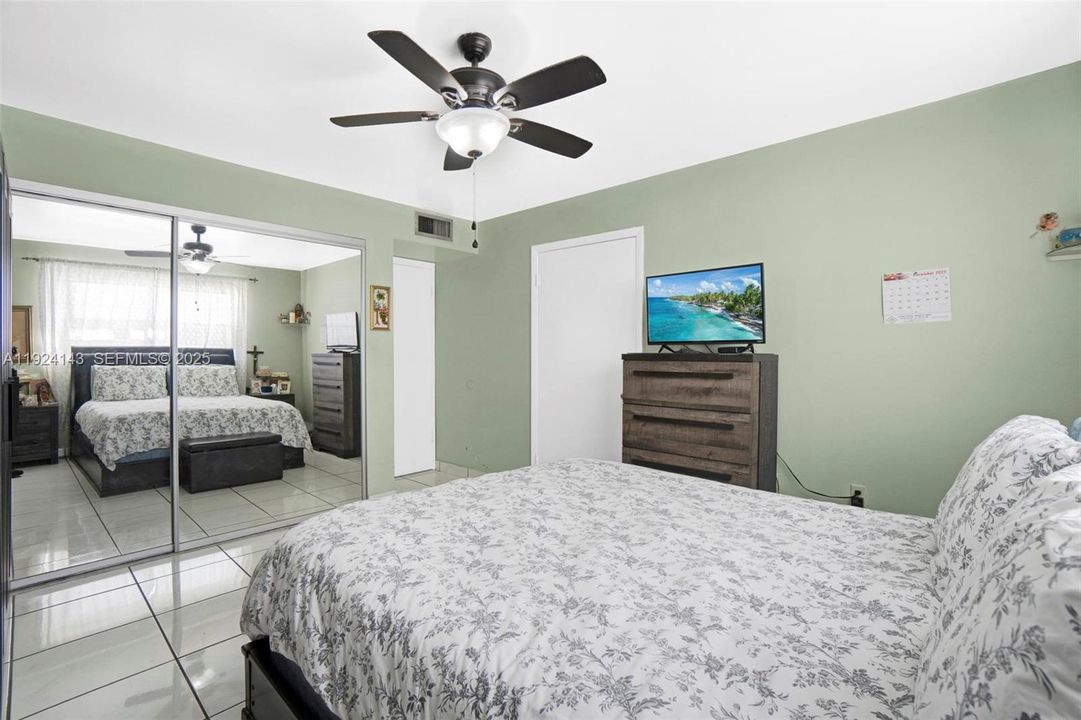 待售: $299,000 (2 贝兹, 2 浴室, 819 平方英尺)