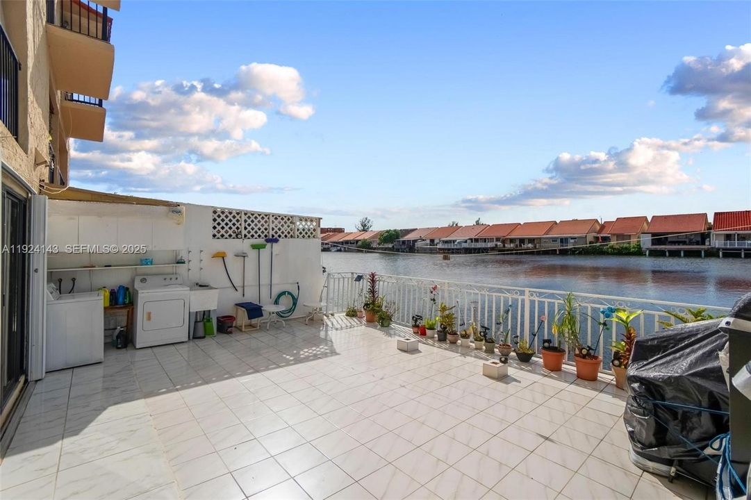 待售: $299,000 (2 贝兹, 2 浴室, 819 平方英尺)