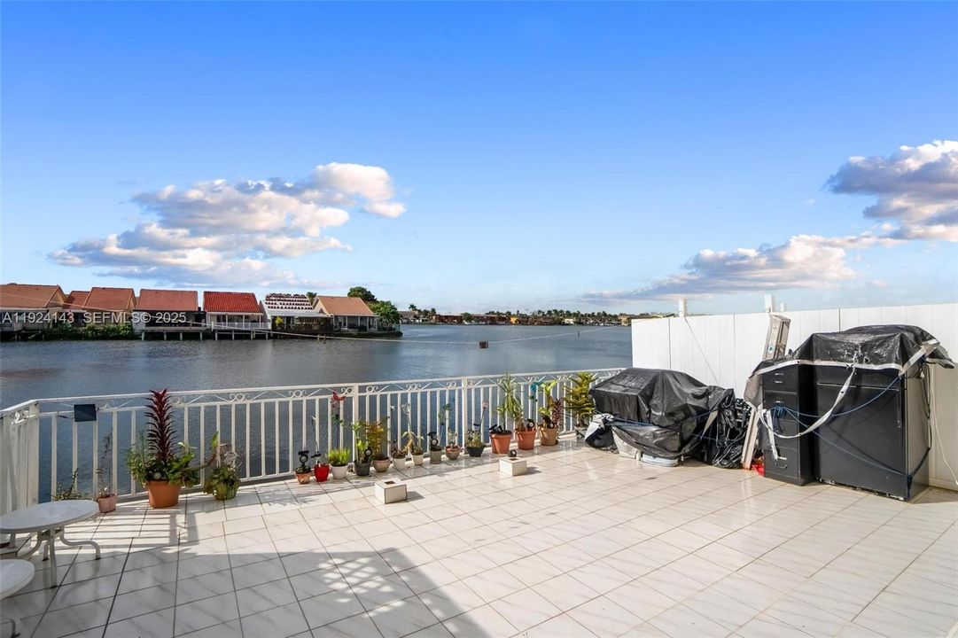 待售: $299,000 (2 贝兹, 2 浴室, 819 平方英尺)