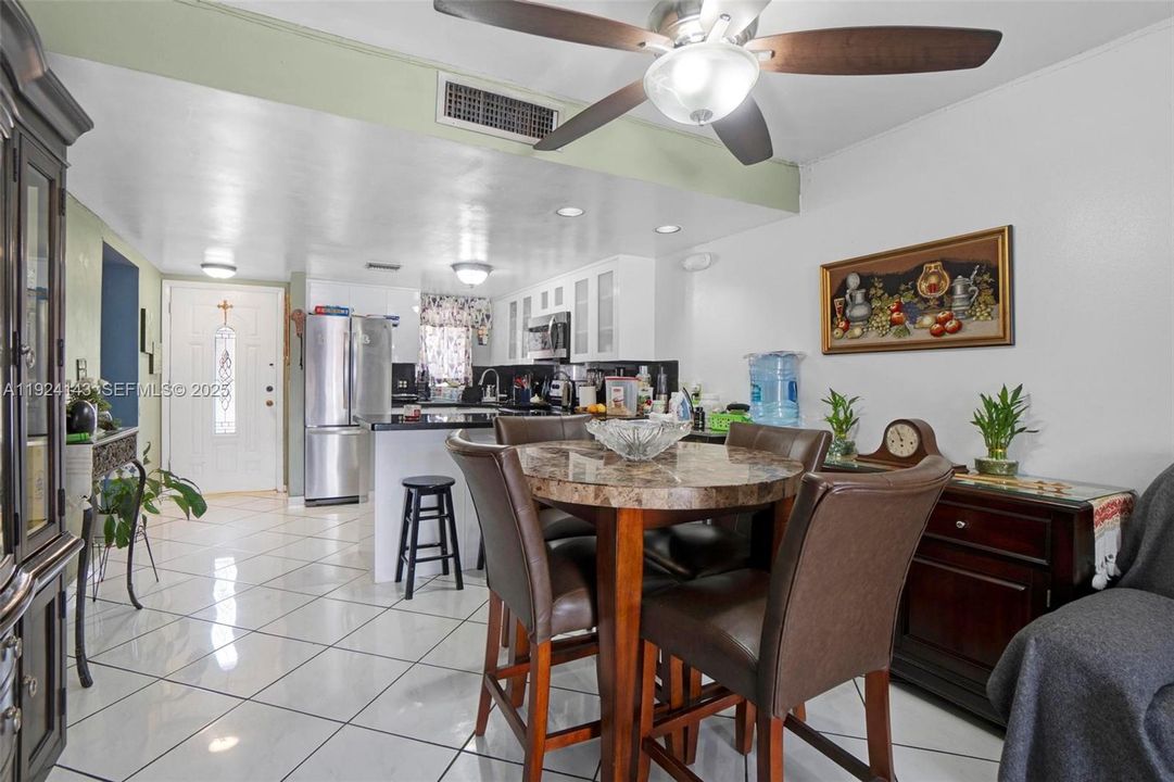 待售: $299,000 (2 贝兹, 2 浴室, 819 平方英尺)