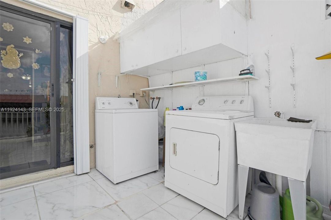 待售: $299,000 (2 贝兹, 2 浴室, 819 平方英尺)