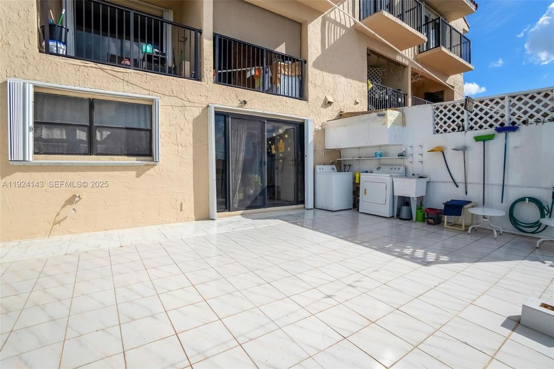 待售: $299,000 (2 贝兹, 2 浴室, 819 平方英尺)