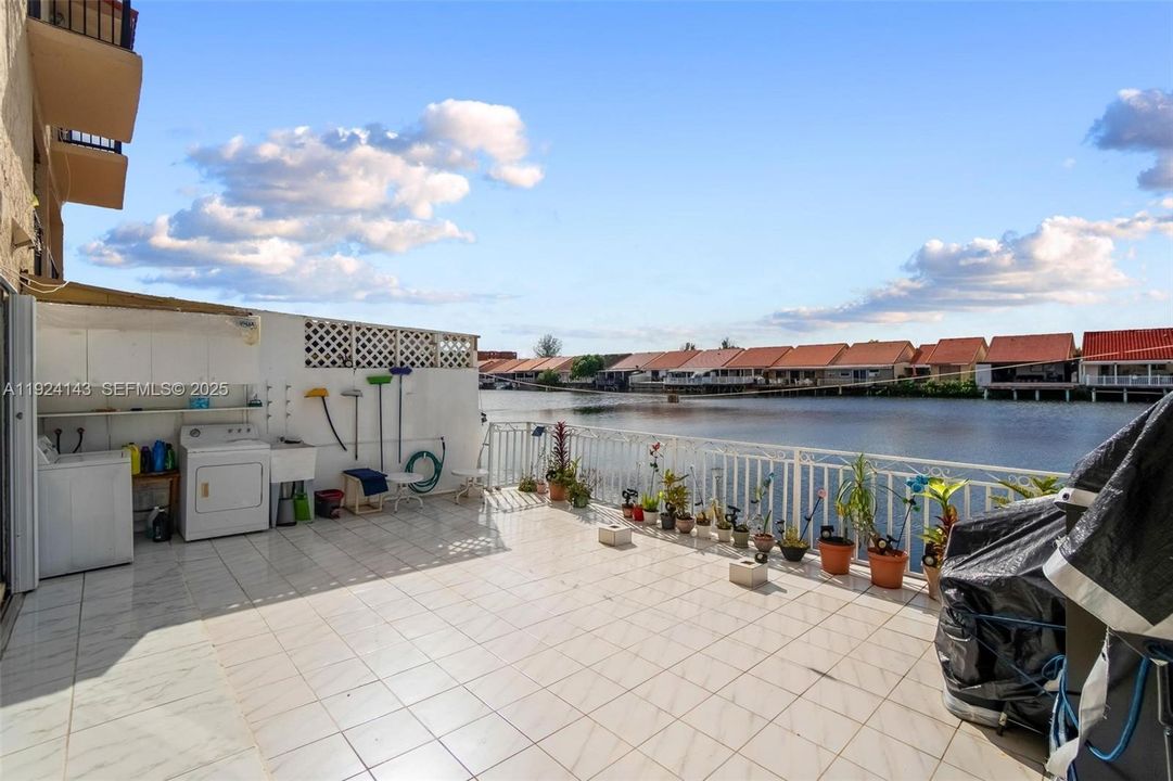 待售: $299,000 (2 贝兹, 2 浴室, 819 平方英尺)