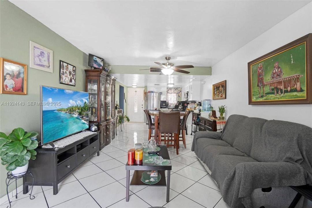 待售: $299,000 (2 贝兹, 2 浴室, 819 平方英尺)