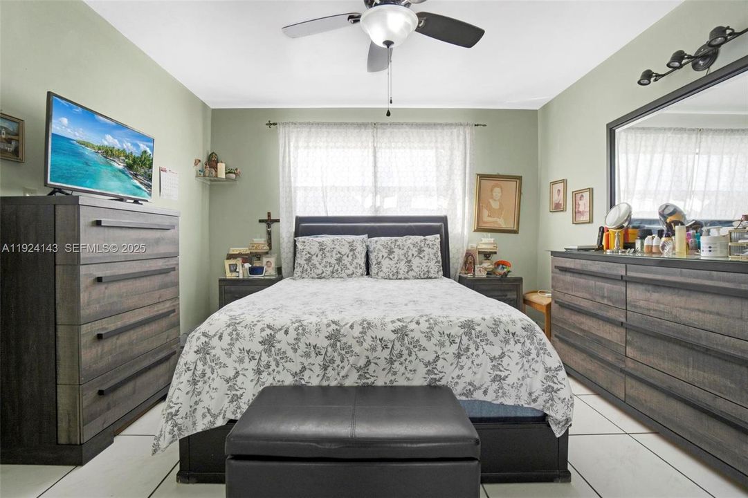 待售: $299,000 (2 贝兹, 2 浴室, 819 平方英尺)