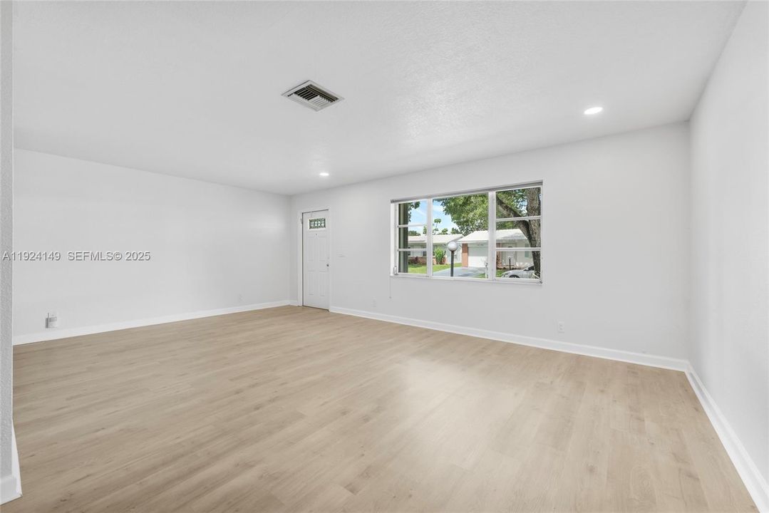 待售: $369,500 (2 贝兹, 2 浴室, 1560 平方英尺)