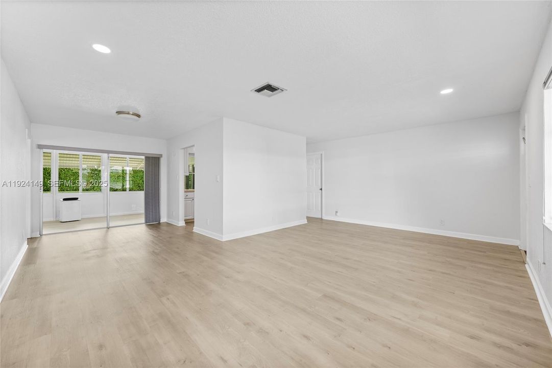 待售: $369,500 (2 贝兹, 2 浴室, 1560 平方英尺)