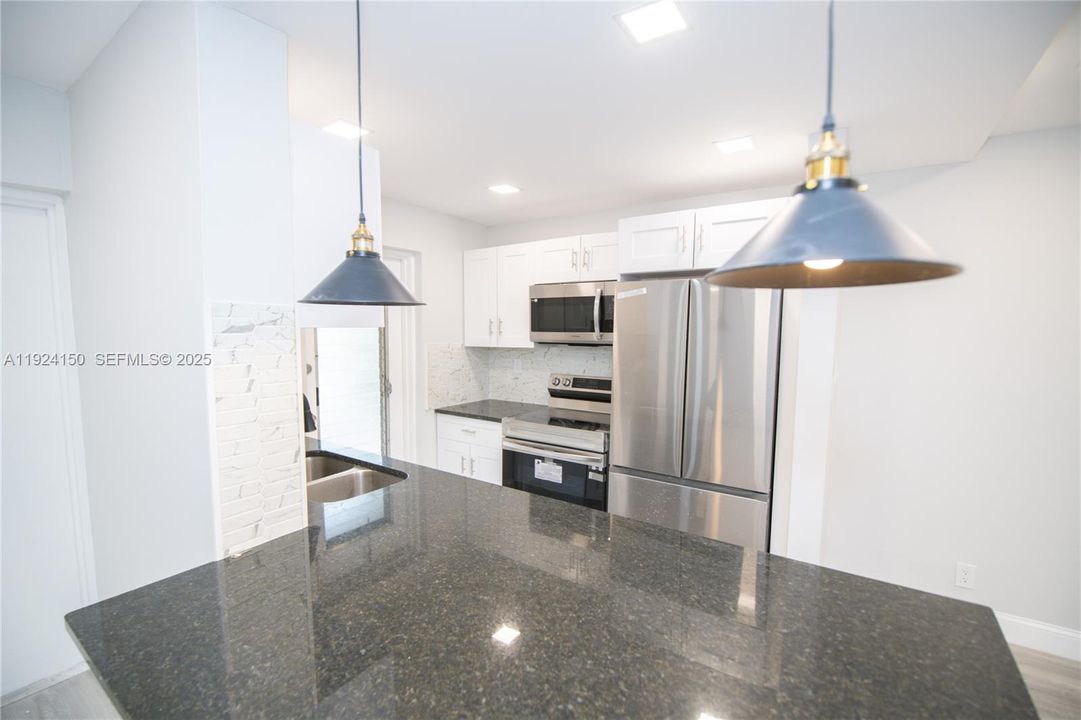 For Rent: $1,850 (2 beds, 2 baths, 945 Square Feet)