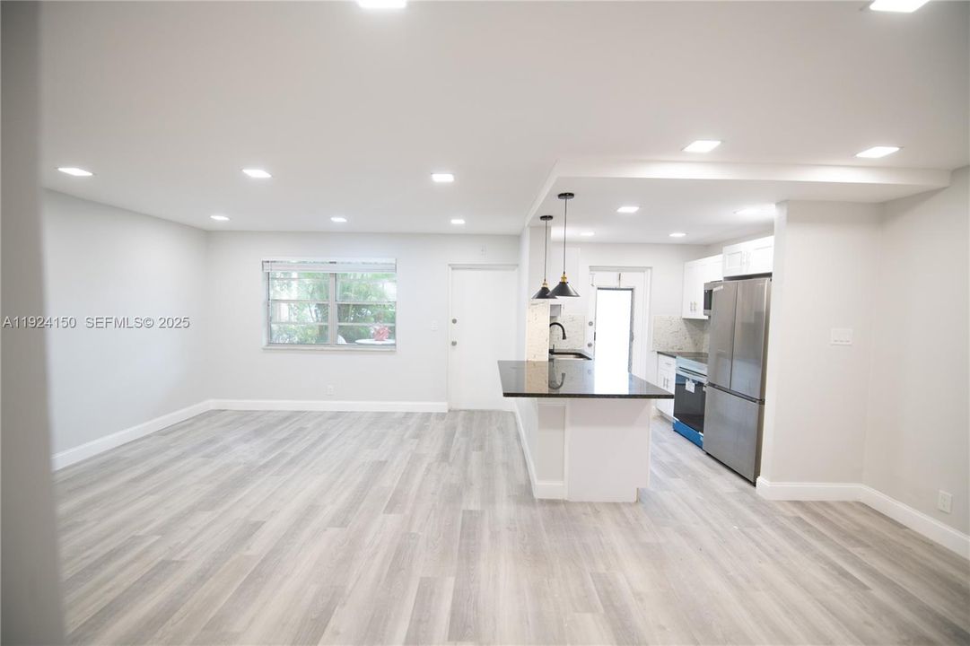 For Rent: $1,850 (2 beds, 2 baths, 945 Square Feet)