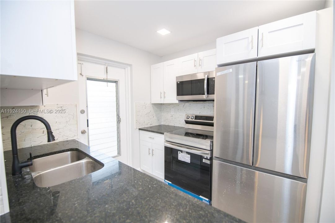 For Rent: $1,850 (2 beds, 2 baths, 945 Square Feet)