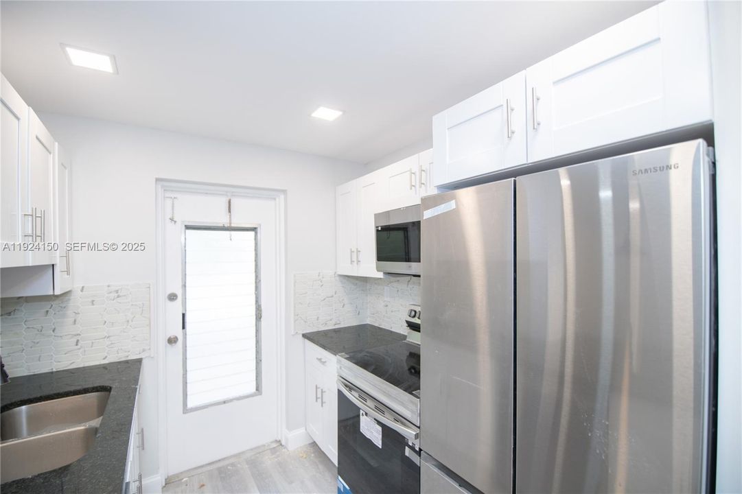 For Rent: $1,850 (2 beds, 2 baths, 945 Square Feet)