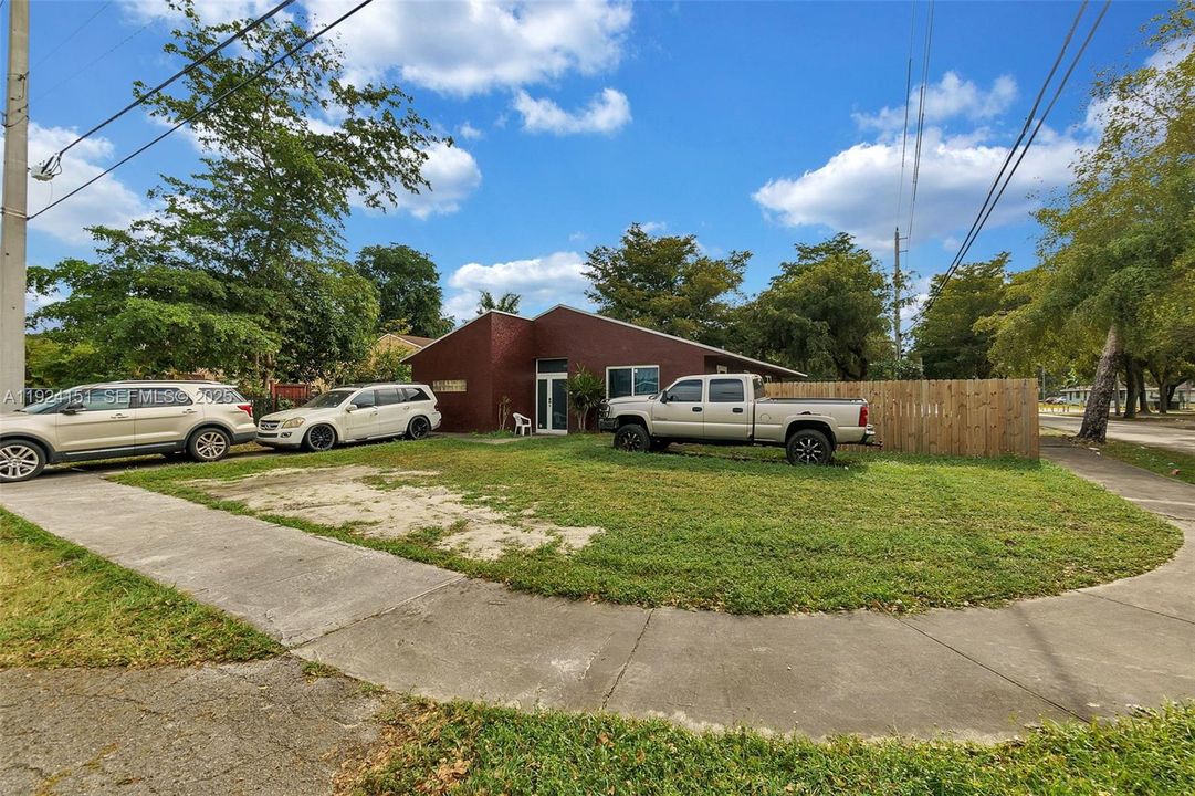For Sale: $499,900 (4 beds, 2 baths, 1514 Square Feet)