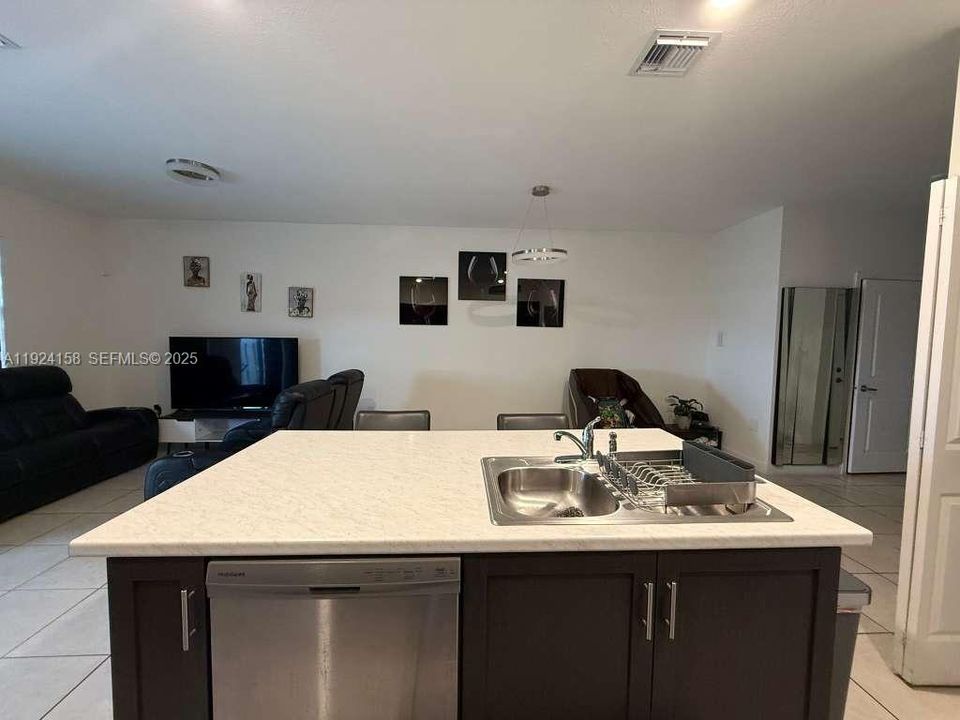 出租: $2,900 (3 贝兹, 2 浴室, 1651 平方英尺)