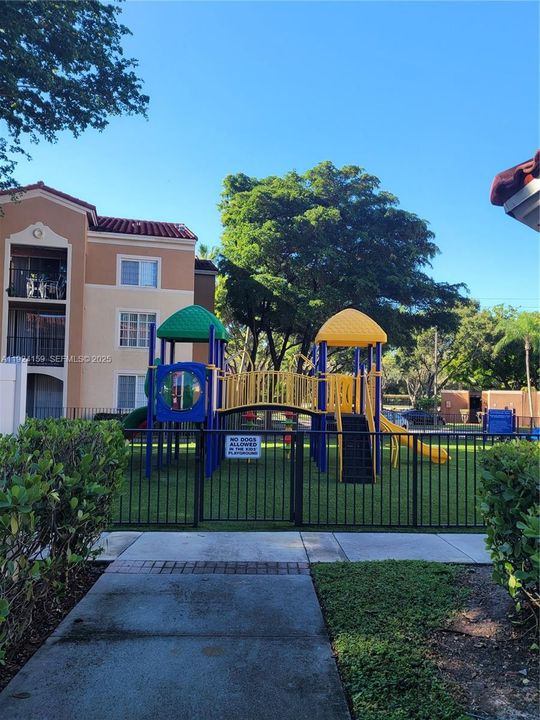 出租: $2,600 (3 贝兹, 2 浴室, 1125 平方英尺)