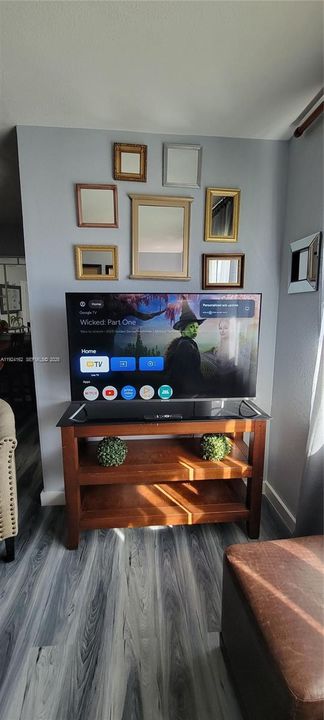 出租: $1,800 (1 贝兹, 1 浴室, 810 平方英尺)