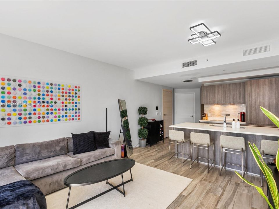 待售: $679,900 (1 贝兹, 1 浴室, 838 平方英尺)