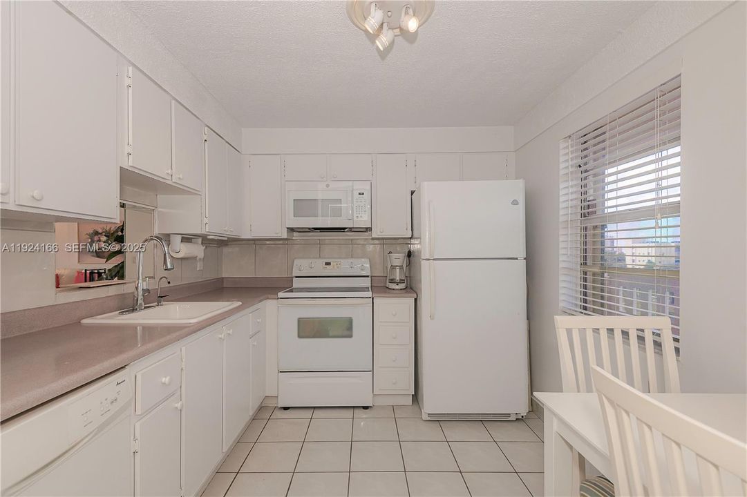 For Sale: $269,900 (2 beds, 2 baths, 1190 Square Feet)
