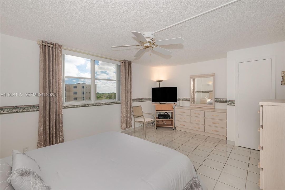 For Sale: $269,900 (2 beds, 2 baths, 1190 Square Feet)