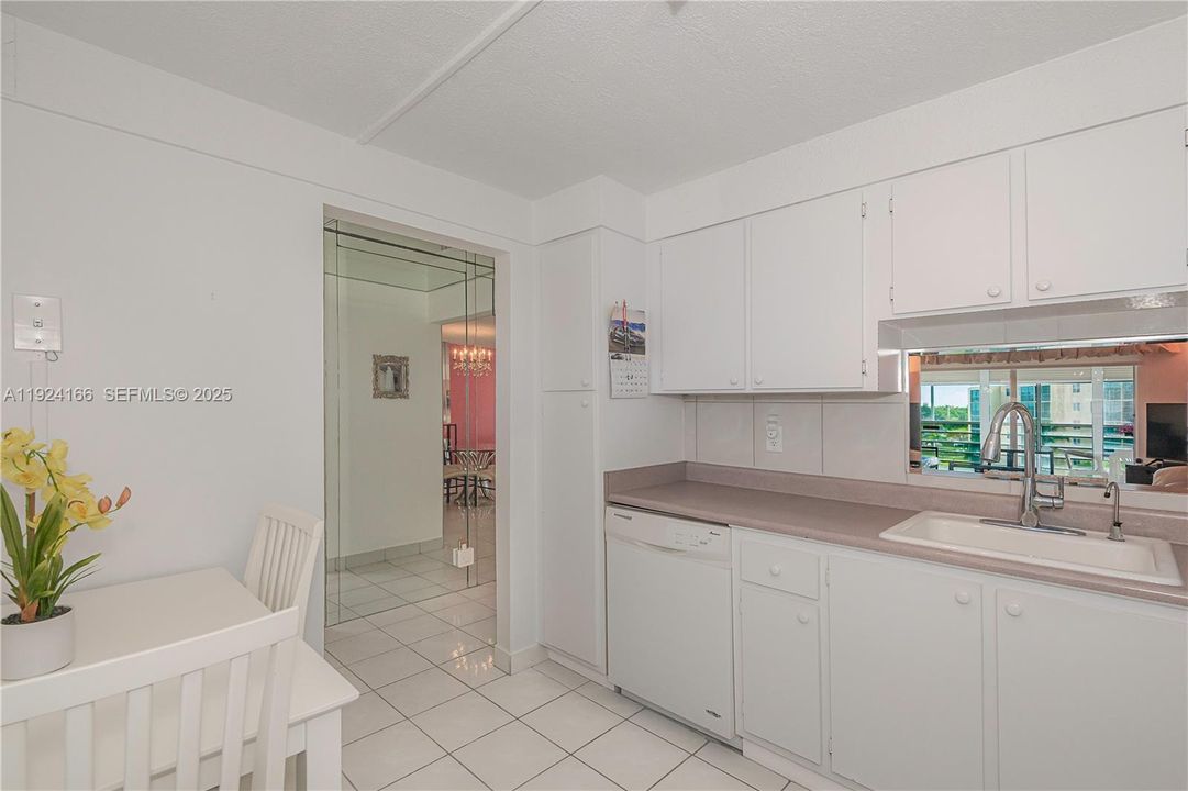 For Sale: $269,900 (2 beds, 2 baths, 1190 Square Feet)