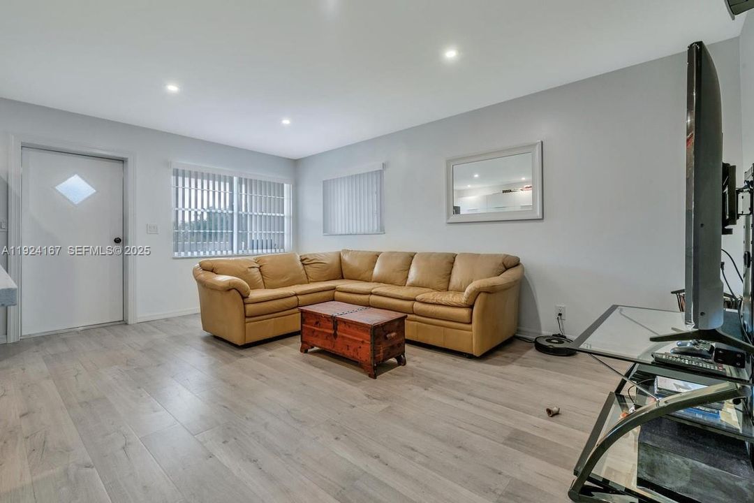 En Renta: $1,950 (2 camas, 2 baños, 815 Pies cuadrados)