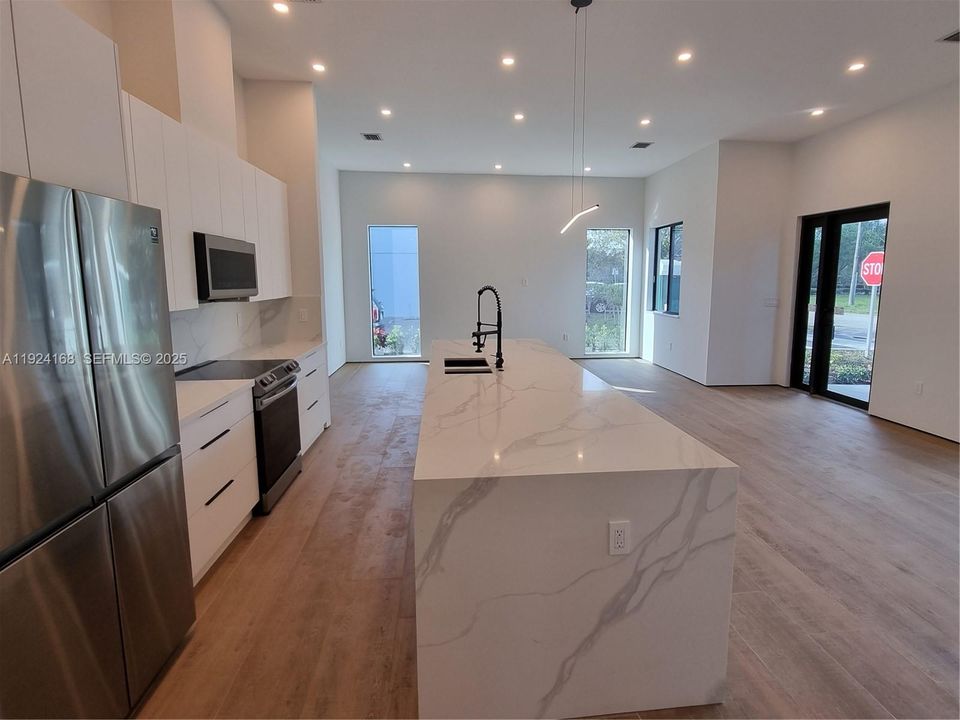 For Rent: $3,995 (3 beds, 2 baths, 1607 Square Feet)