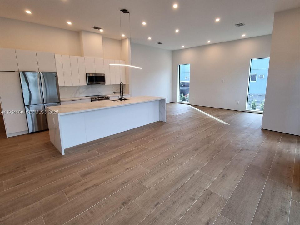 For Rent: $3,995 (3 beds, 2 baths, 1607 Square Feet)