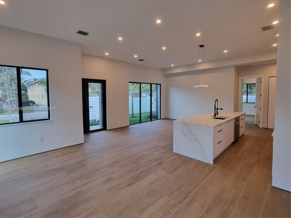 For Rent: $3,995 (3 beds, 2 baths, 1607 Square Feet)