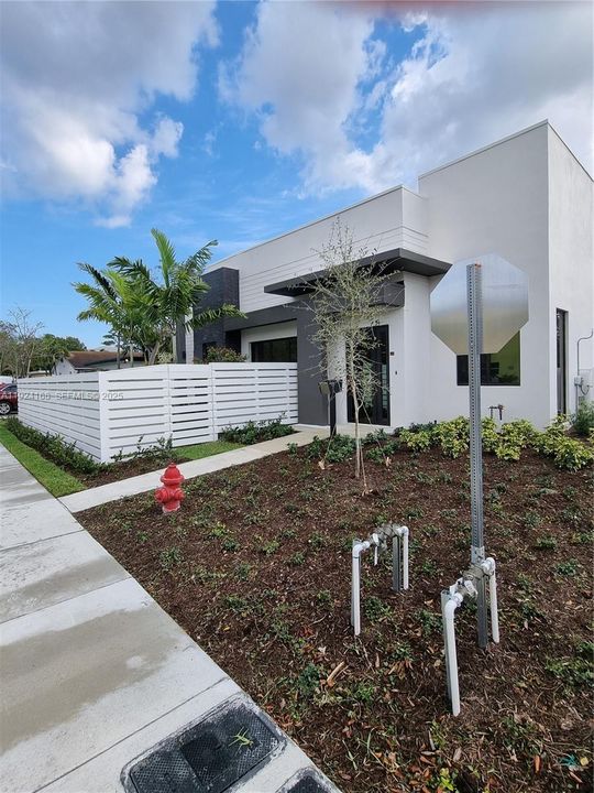 For Rent: $3,995 (3 beds, 2 baths, 1607 Square Feet)