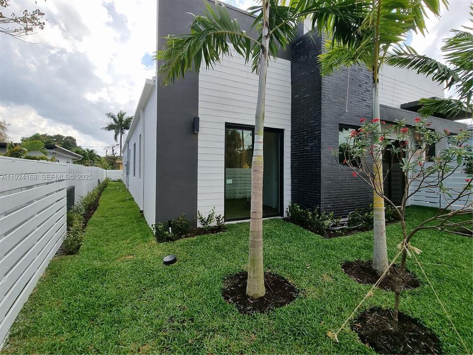 For Rent: $3,995 (3 beds, 2 baths, 1607 Square Feet)