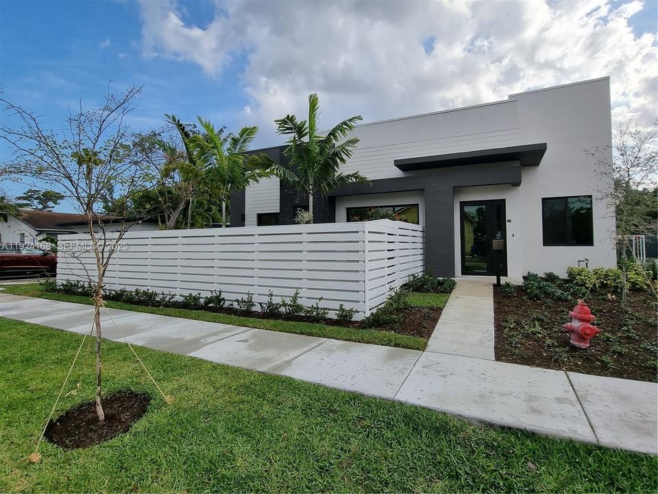 For Rent: $3,995 (3 beds, 2 baths, 1607 Square Feet)