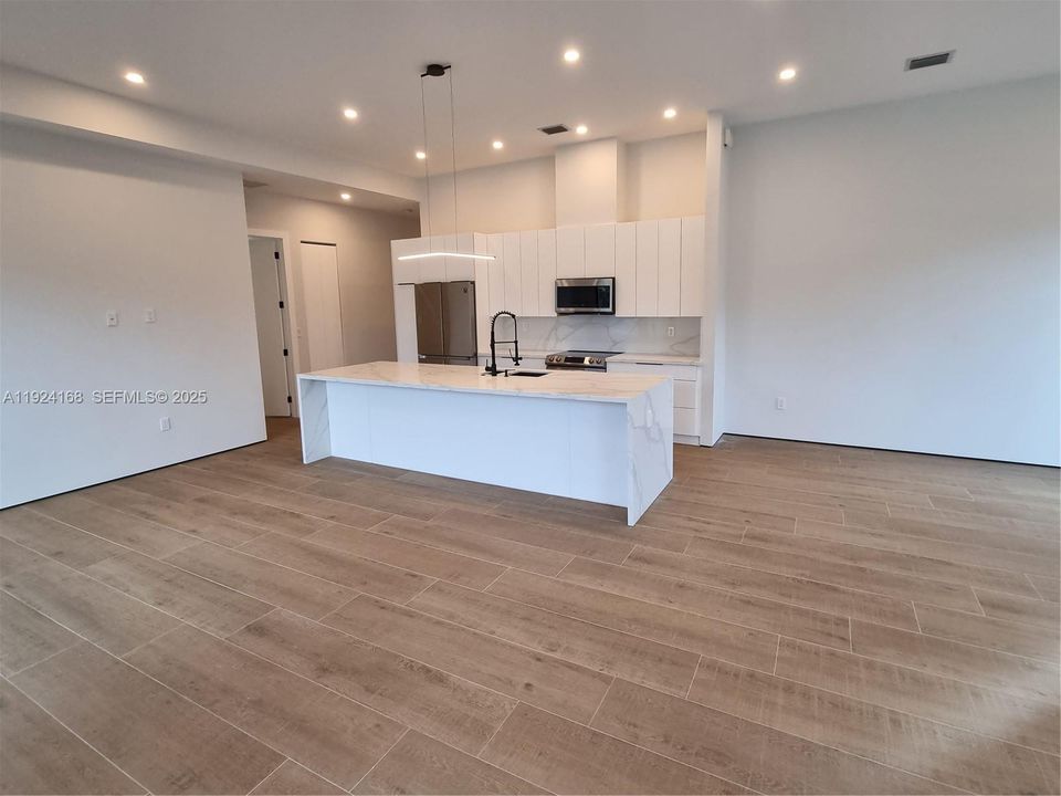 For Rent: $3,995 (3 beds, 2 baths, 1607 Square Feet)