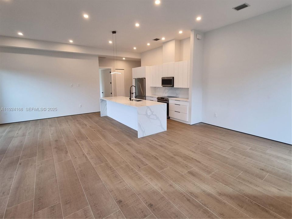 For Rent: $3,995 (3 beds, 2 baths, 1607 Square Feet)