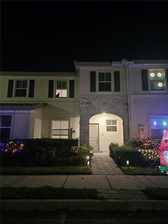 For Rent: $2,700 (3 beds, 2 baths, 1483 Square Feet)