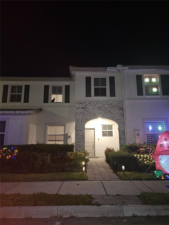 For Rent: $2,700 (3 beds, 2 baths, 1483 Square Feet)