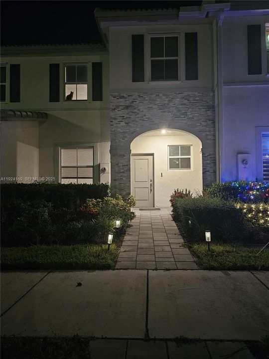 For Rent: $2,700 (3 beds, 2 baths, 1483 Square Feet)