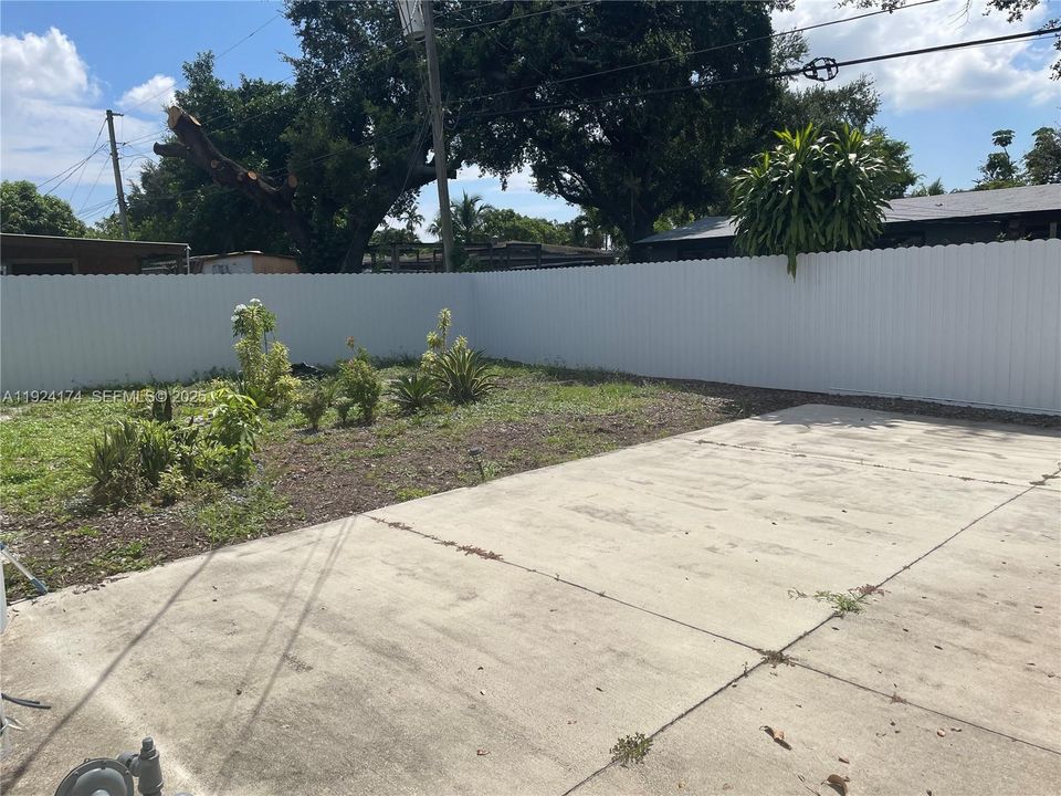 For Rent: $3,199 (4 beds, 2 baths, 1720 Square Feet)