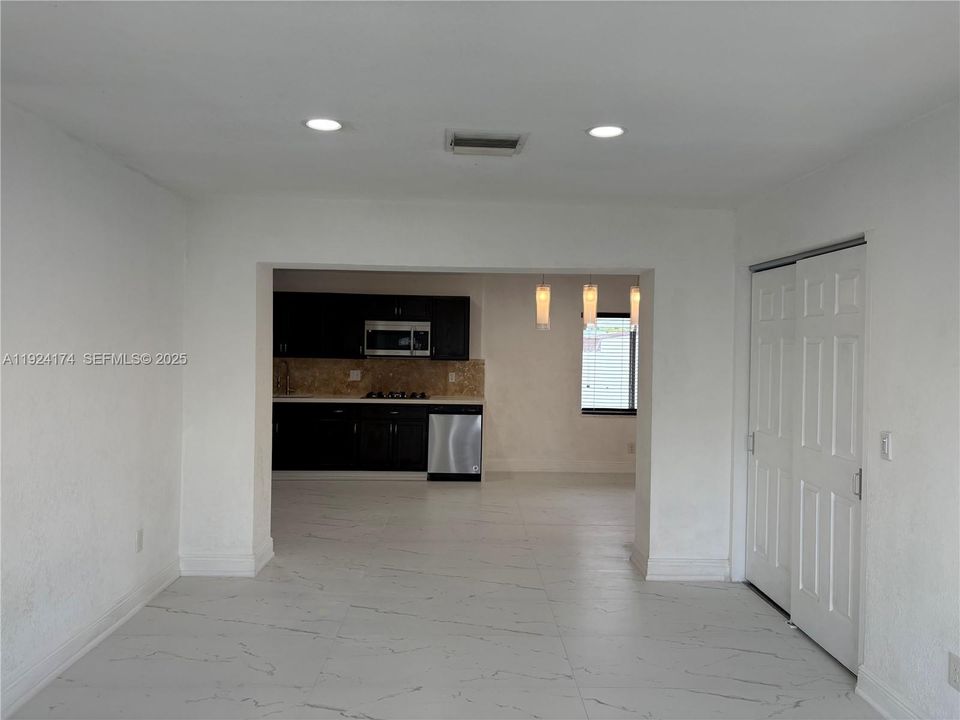 For Rent: $3,199 (4 beds, 2 baths, 1720 Square Feet)