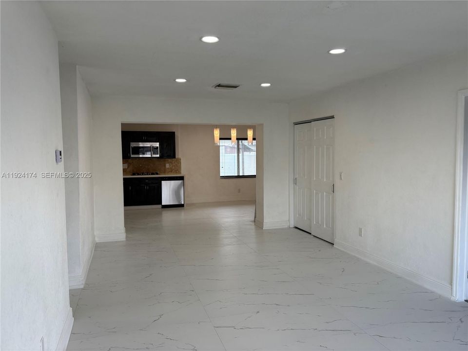 For Rent: $3,199 (4 beds, 2 baths, 1720 Square Feet)