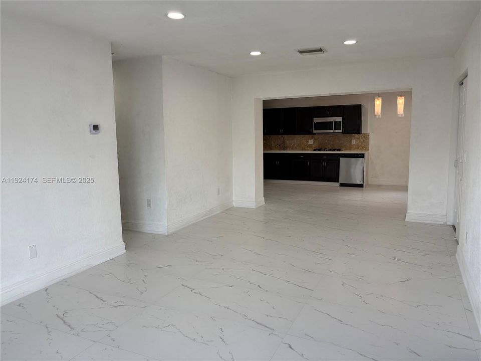 For Rent: $3,199 (4 beds, 2 baths, 1720 Square Feet)