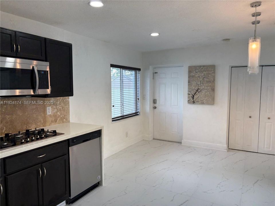 For Rent: $3,199 (4 beds, 2 baths, 1720 Square Feet)