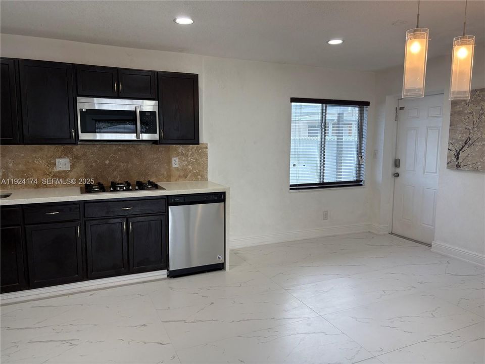 For Rent: $3,199 (4 beds, 2 baths, 1720 Square Feet)