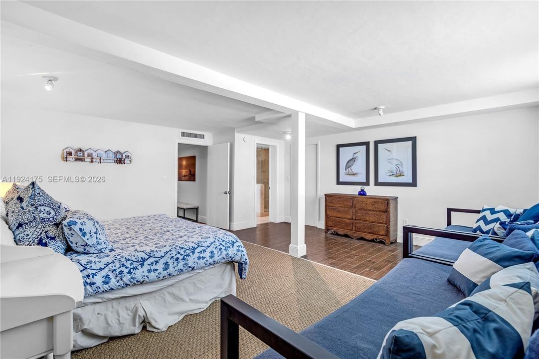 Active With Contract: $15,500,000 (4 beds, 4 baths, 4290 Square Feet)